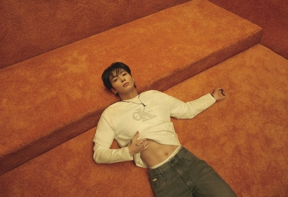 BTS ジョングク、割れた腹筋に視線釘付け…「Calvin Klein