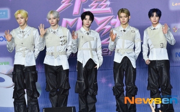 PHOTO】TOMORROW X TOGETHER「2025 SBS歌謡大典 Summer」2日目のブルー