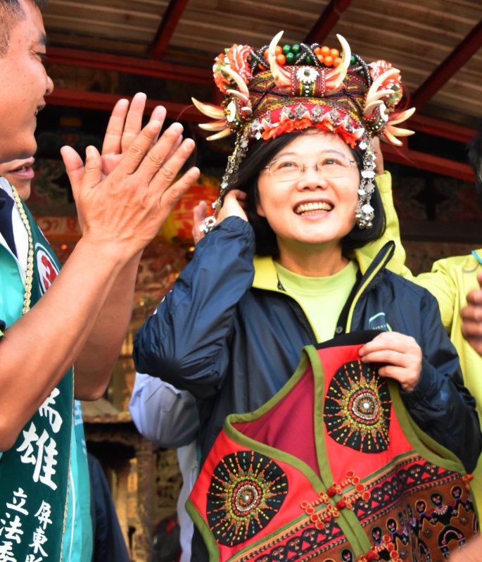 台湾総統選：初の女性総統の誕生濃厚 蔡氏、終盤も独走 | 毎日新聞