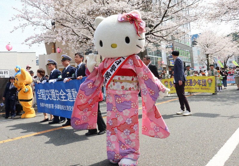 キティちゃんが一日署長 交通安全呼びかけ 東京・多摩 | 毎日新聞