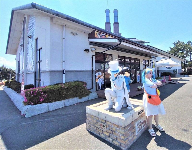 怪盗キッドと青山剛昌さんの誕生日祝うカード配布 鳥取のふるさと館