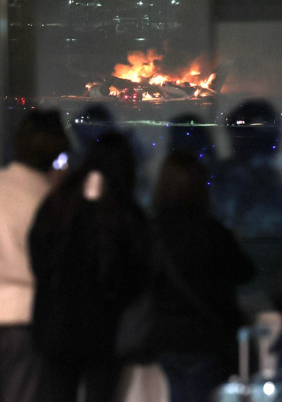 降りて10分で火が噴き上がった」 羽田・日航機衝突、脱出の乗客 | 毎日新聞