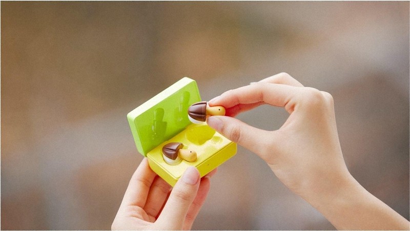 きのこの山」そっくりイヤホンいよいよ発売 2万9800円、3500台 | 毎日新聞