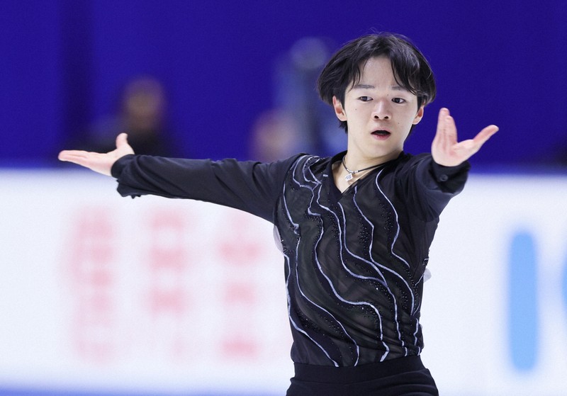 ミスにもポジティブ、成長見せた鍵山優真が首位発進 全日本男子SP