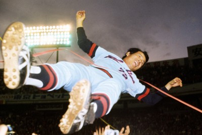 1975年、酔いしれた赤ヘル旋風 「市民球団」広島カープの初優勝 | 毎日新聞