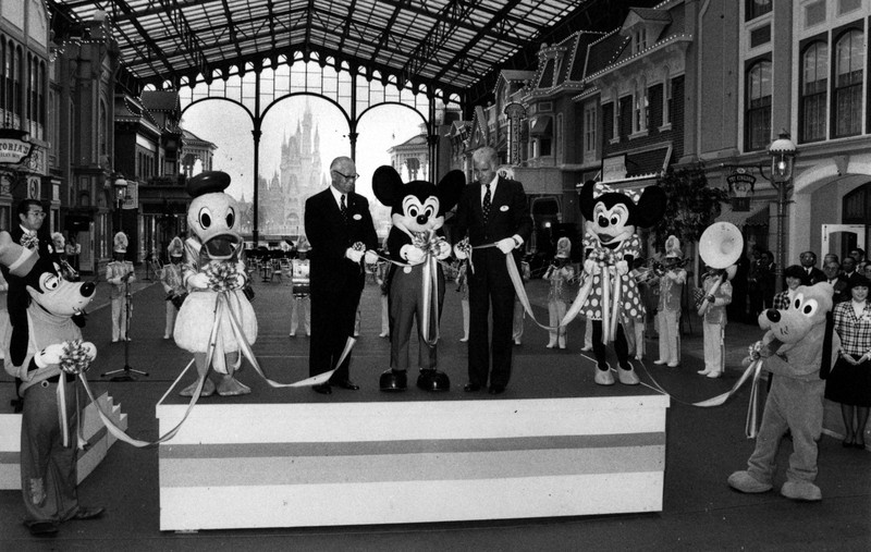 ディズニーの秘密 開園40周年 「これでもか」徹底したこだわり | 毎日新聞