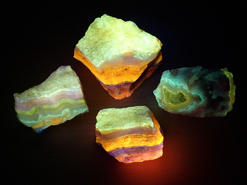 岩肌が黄、黄緑、紫色に…新種「北海道石」はどのように発見されたのか