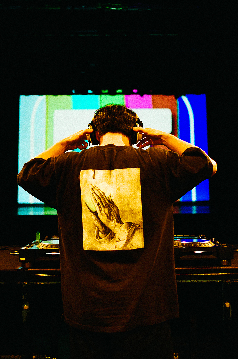 夜を乗りこなす。ENNOYとスタイリスト私物とsakanactionのTシャツが