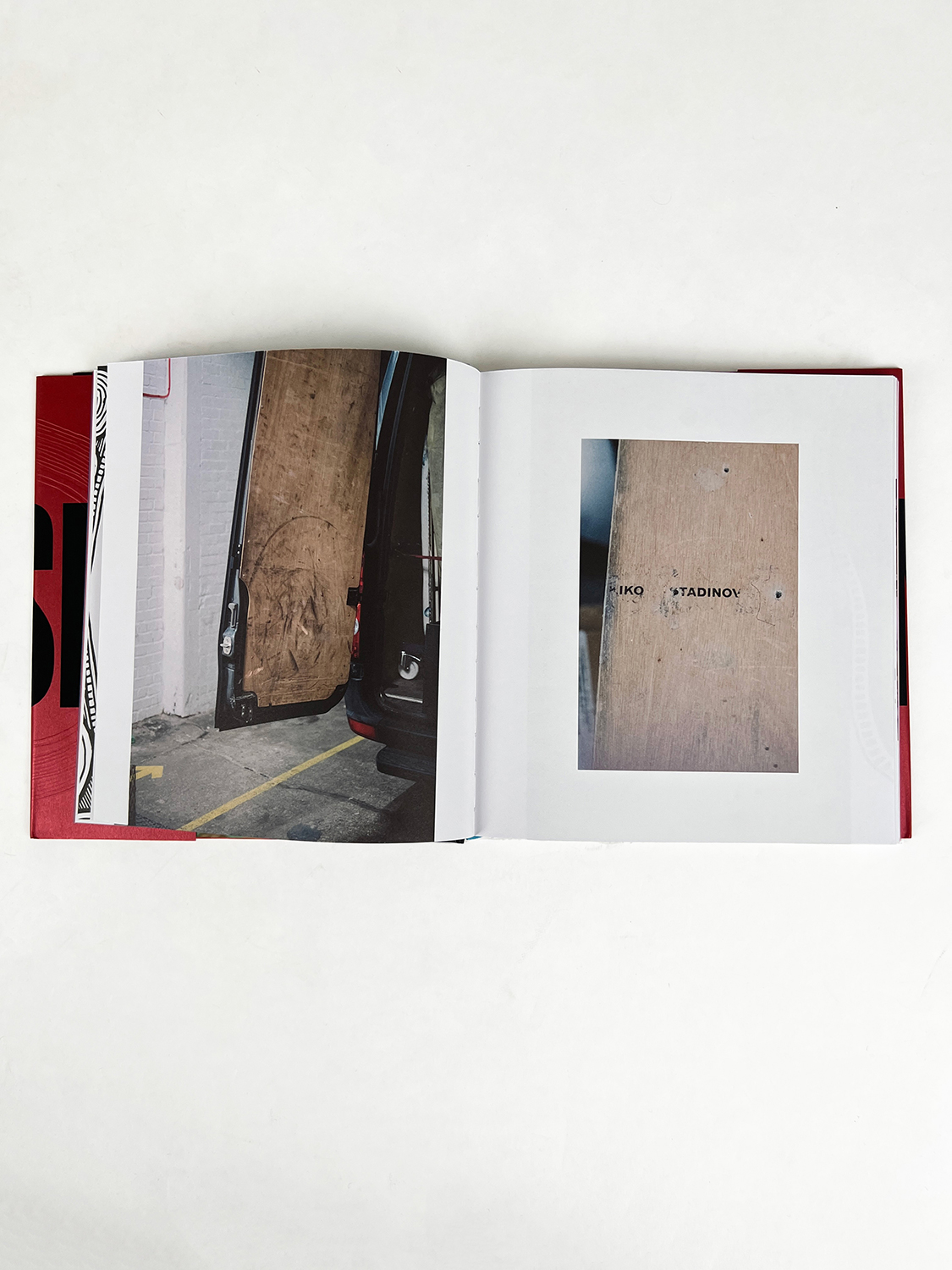 Kiko Kostadinovの2023年春夏コレクションの舞台裏を記録。E-WAXの写真