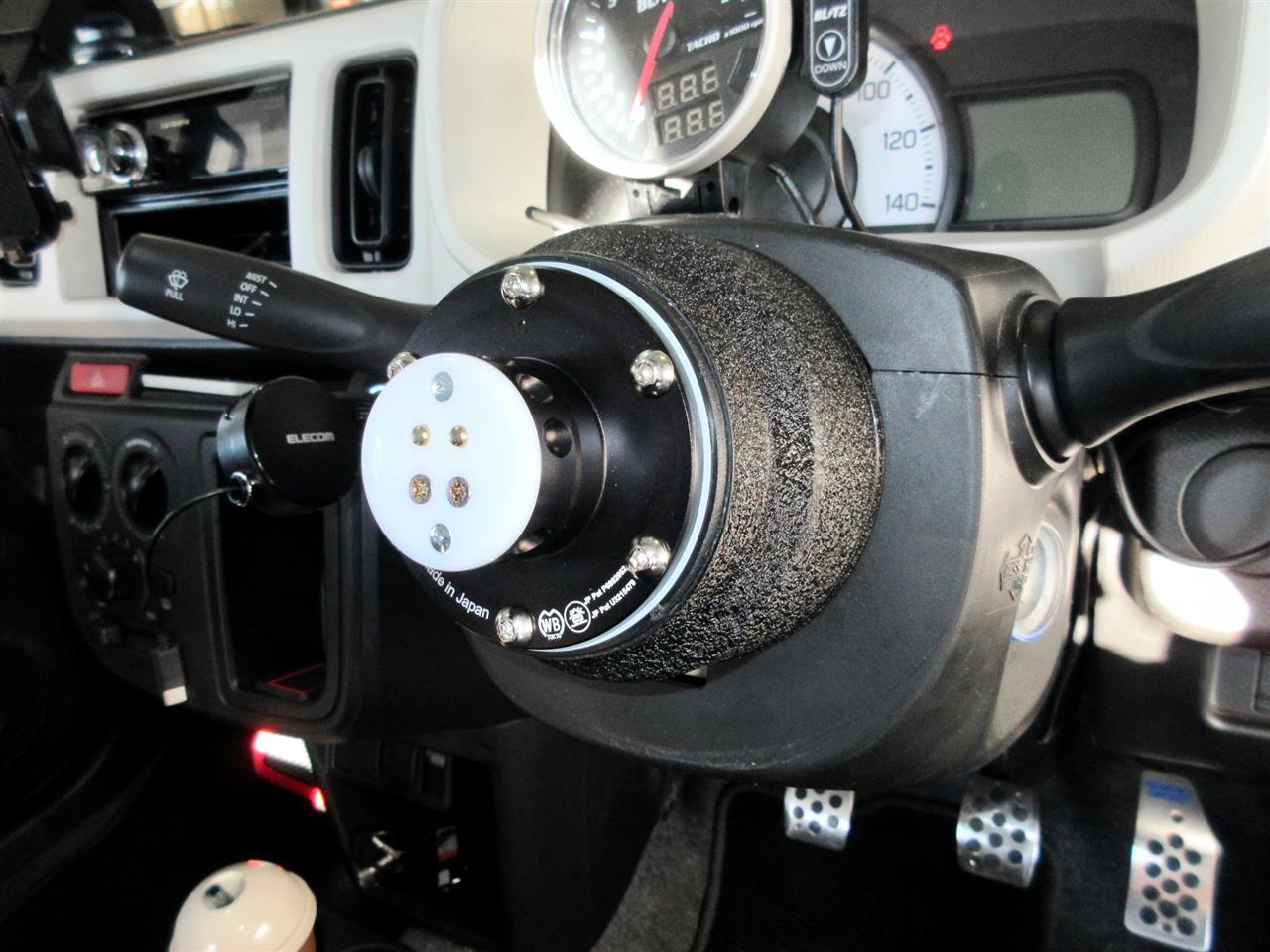 ステアリングを脱着できるようにする“ワークスベル ラフィックスⅡ”を