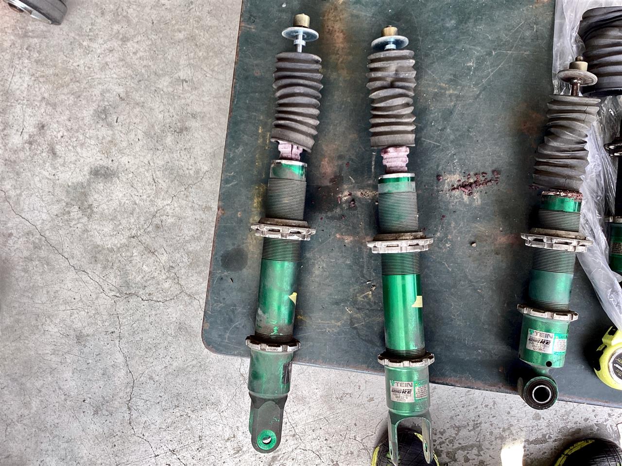 ショックアブソーバーからオイル漏れが発覚したので、“TEIN サーキット