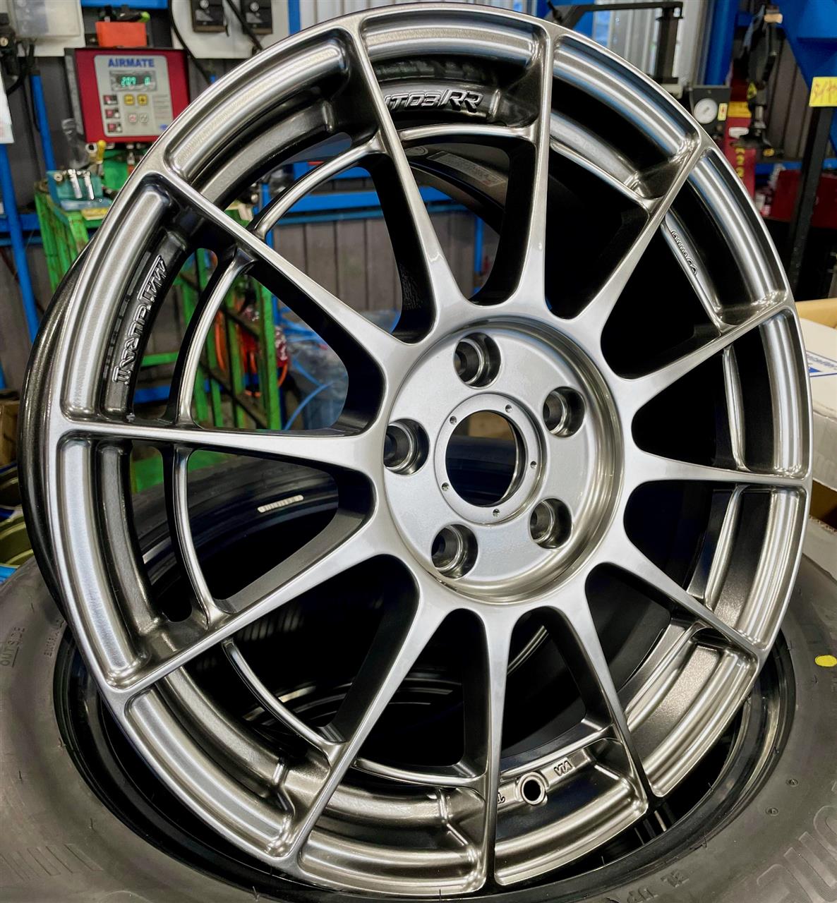 純正は19インチでしたが、インチダウンして“ENKEI Racing Revolution