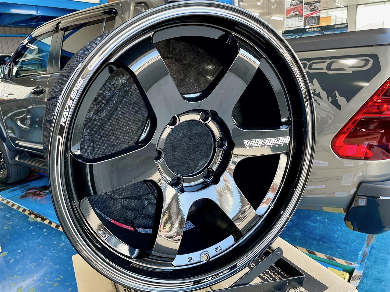 プレスドダブルブラックの精悍なカラーをまとった“RAYS VOLK RACING