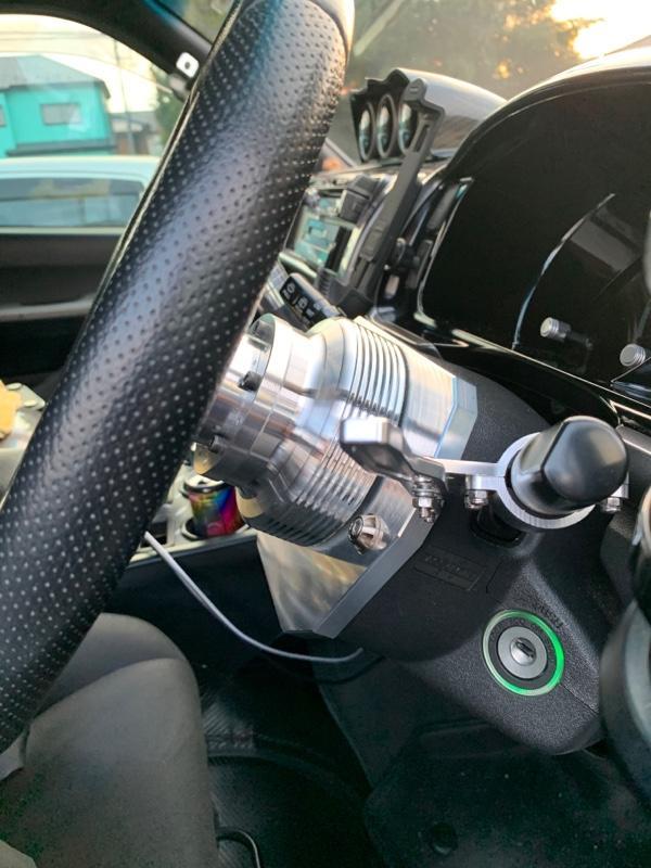 ワールドコーポレーション ビレットステアリングボスカバー のパーツ