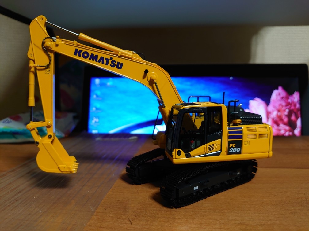 ミニカーレビュー ~レプリカーズ製 コマツPC200-11編~｜よもぎむしの