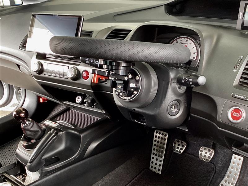 小径320mmの“MOMO コンペティション（C-70）”へステアリングを交換