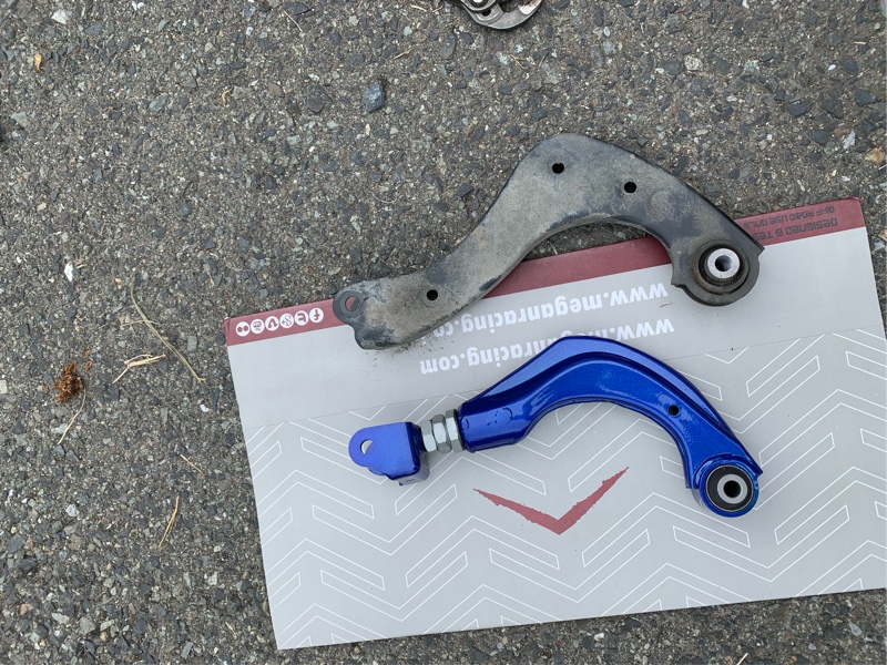 リアアッパーアーム、トーコンロッド取り付け（トヨタ プリウス・50系