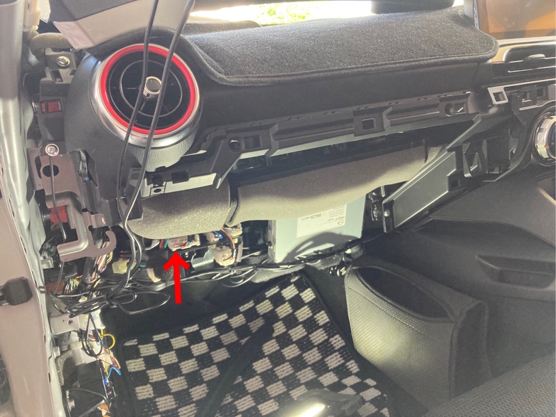 CarPlay 自車位置演算ユニットケーブル取り付け（マツダ ロードスター
