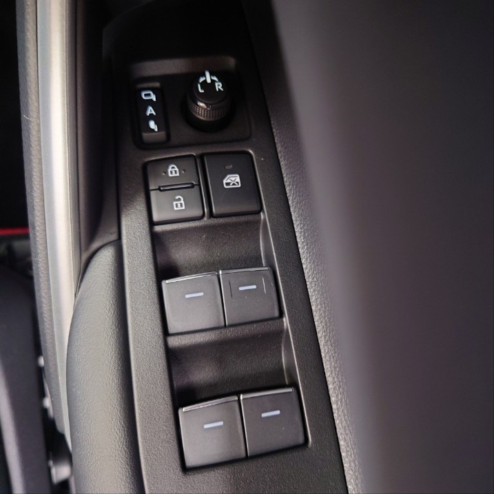 パワーウインドウスイッチのホワイトイルミネーション化（運転席側