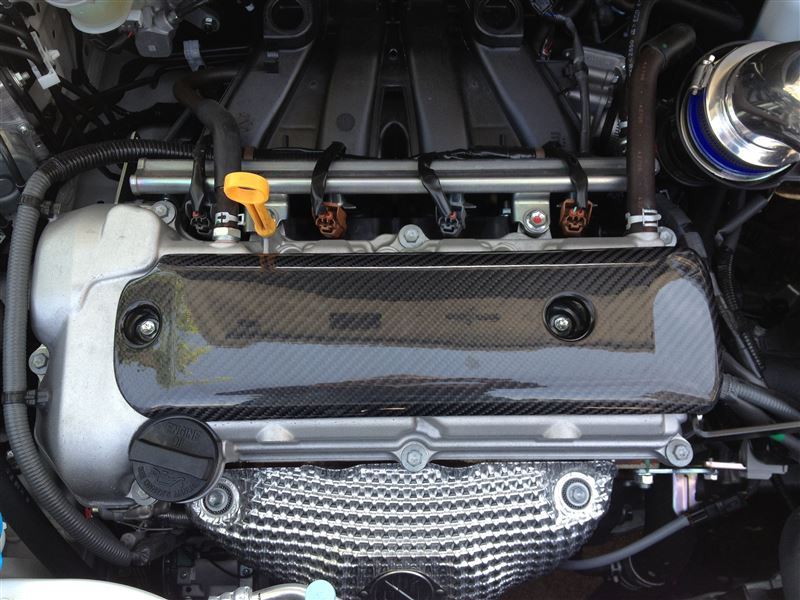 カーボンプラグカバー L'aunsport(ラアンスポーツ)のエンジンカバーの