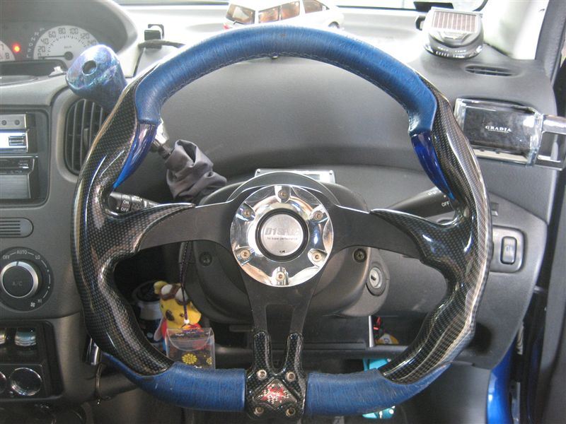 X4 carbon look SIMONI RACING(シモーニレーシング)のステアリングの