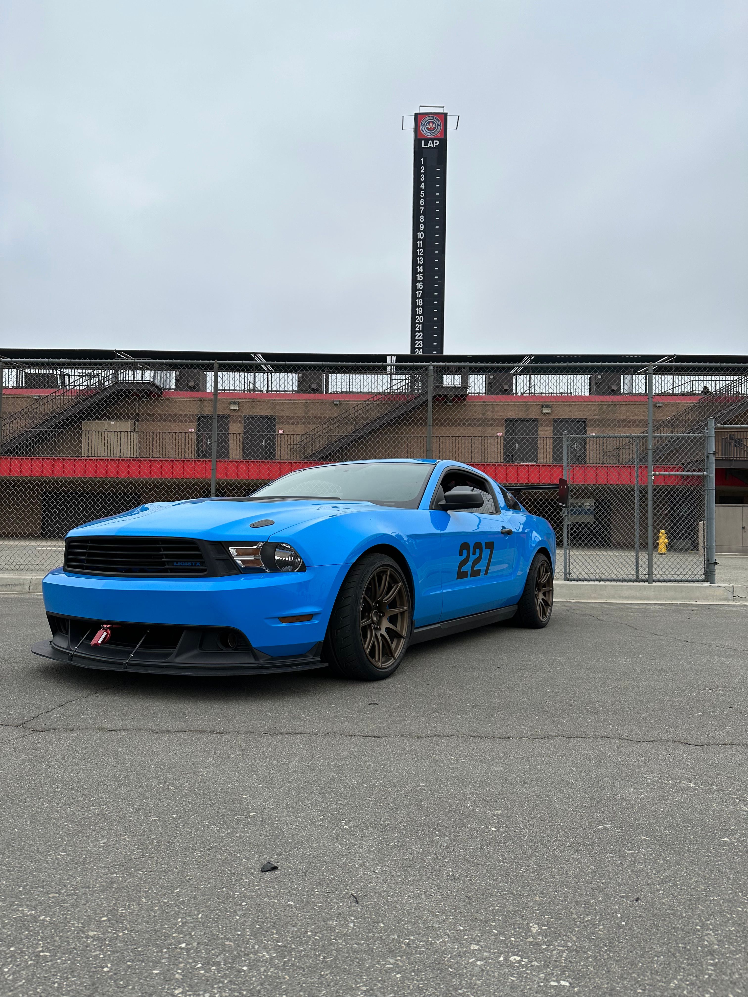Ford S197 Mustang V6 with 18