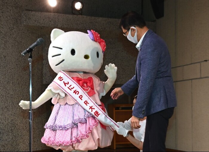 キティちゃん大使のたすき本紙150周年へ就任式【文化・くらし／山梨