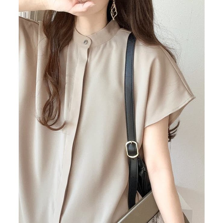 着まわし万能な大人トップス。比翼バンドカラーフレンチスリーブシャツ