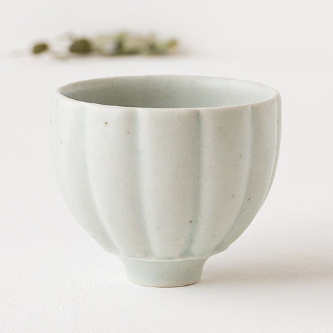作家 若菜綾子 彫りフリーカップ 白｜作家もののうつわ通販 四季折折