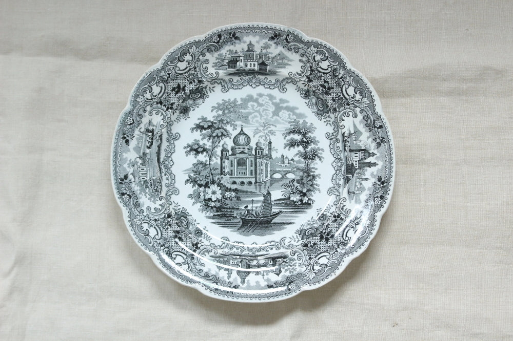 異国情緒漂うモノクロな平皿（直径25cm） ベルギーアンティーク