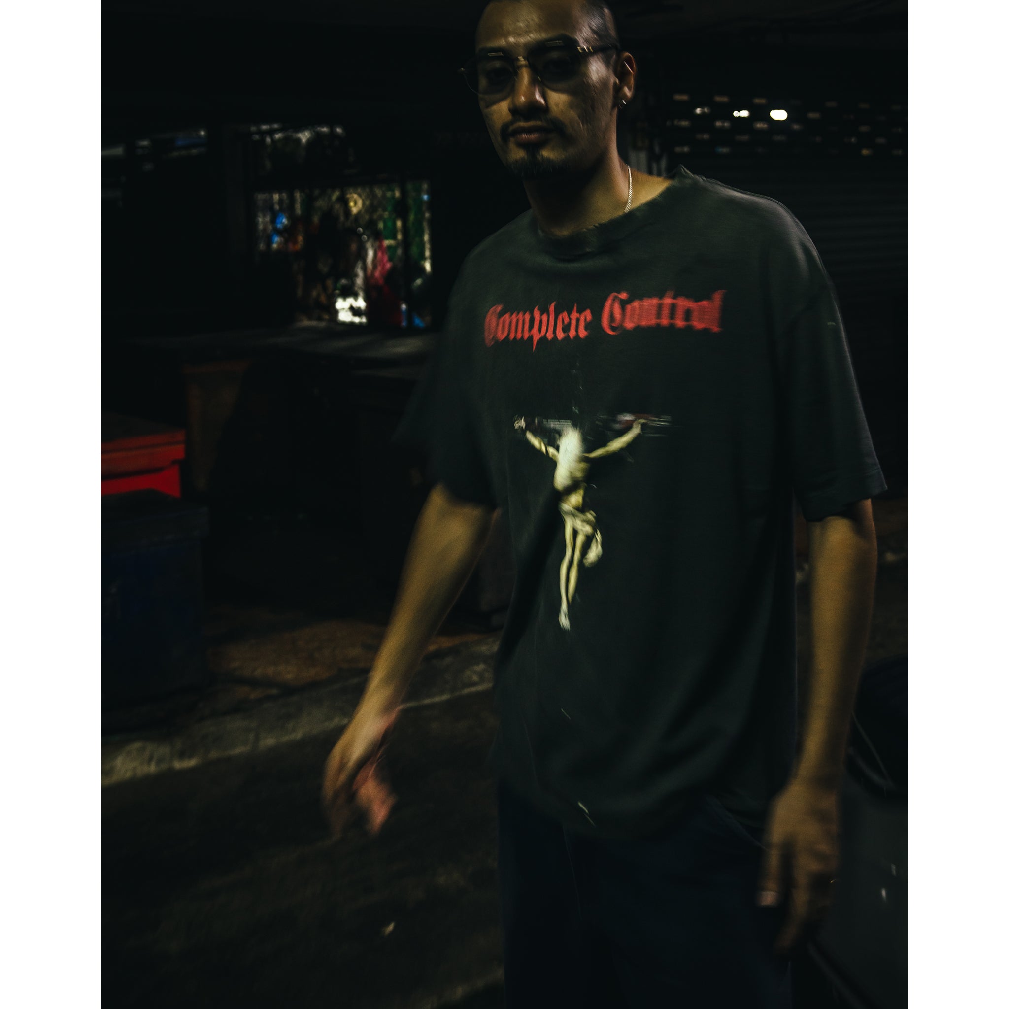 SAINT Mxxxxxx × Kosuke Kawamura KK_SS TEE/COMPLETE CONTRL / BLACK