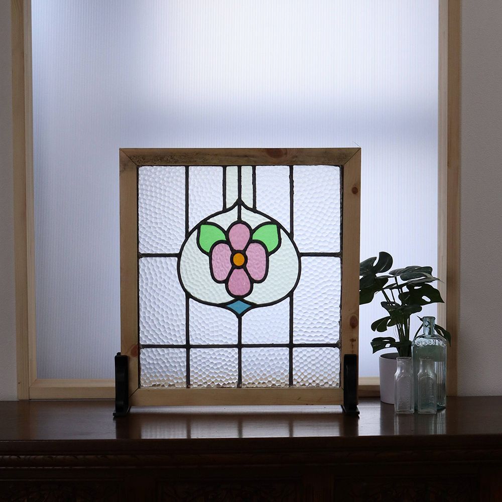 お花の上の青いガラスがアクセント♪ アンティーク・ステンドグラス