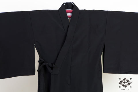 黒色の法衣オススメ「柔艶」合冬用化繊 編 – 直七法衣店｜法衣袈裟のお