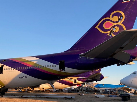 タイ国際航空 747: 機内の文化とホスピタリティ – MotoArt PlaneTags