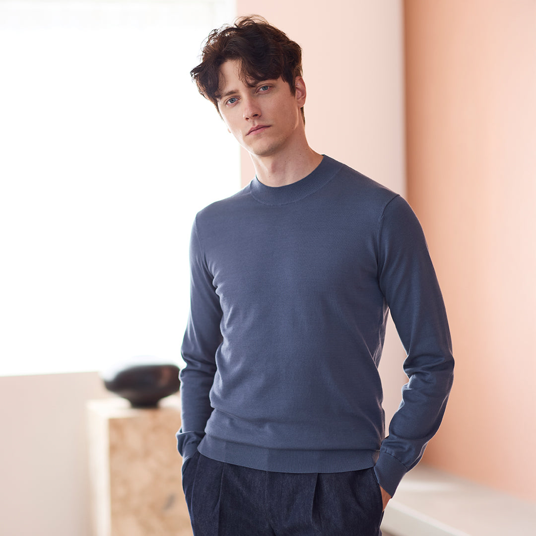 首元からスタイルを上品に見せる モックネックロングスリーブニット