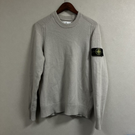 神戸三宮でストーンアイランドを買取。ベージュのロゴワッペンが付いた