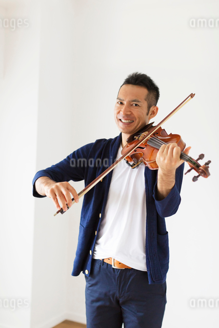 バイオリンを弾く男性の写真素材 [FYI01573204] | ストックフォトの