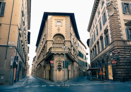 イタリア フィレンツェの古い街並みの写真素材 [FYI03409221