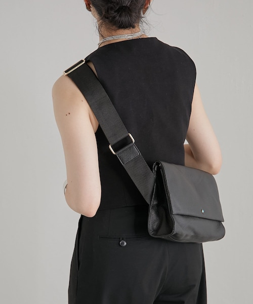 ear PAPILLONNER（イアパピヨネ）の「《牛革》ワイドテープショルダー