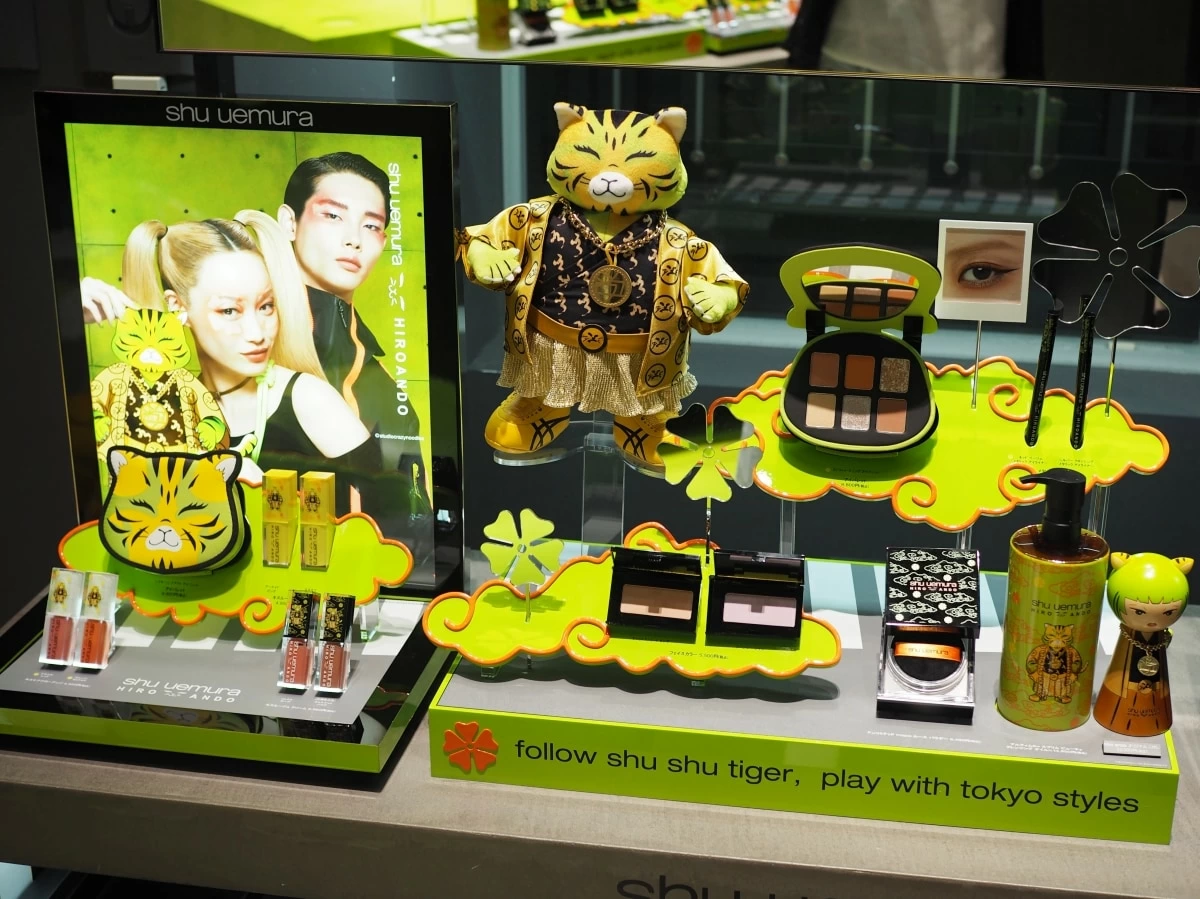 シュウ ウエムラ × アンドウ・ヒロ」はノベルティまで豪華すぎ