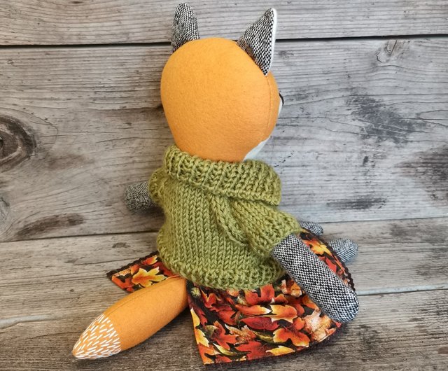 ロシア オレンジ色のキツネの女の子、手作りのウールのぬいぐるみ