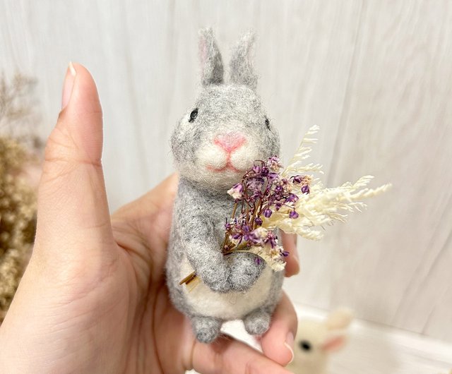 台湾 ウサギの羊毛フェルト人形、癒しとギフト用の花付き、ドライ