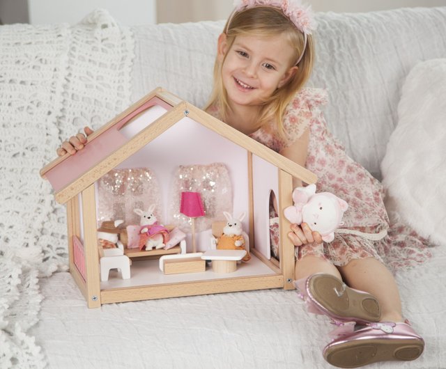 ウクライナ ピンクの木製ドールハウス家具付きドールハウスキット