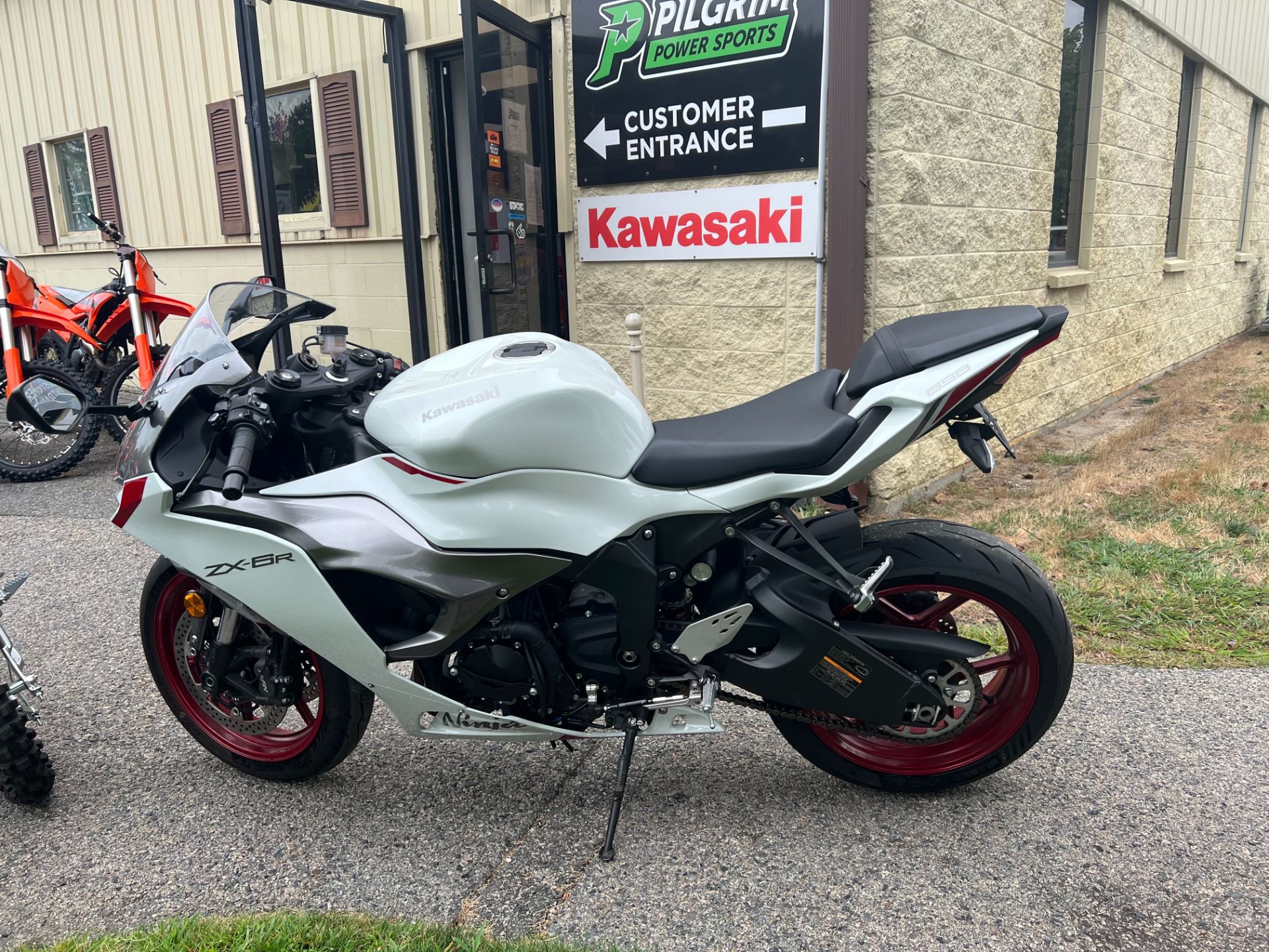 Used 2024 Kawasaki Ninja ZX-6R Pearl Robotic White / Metallic