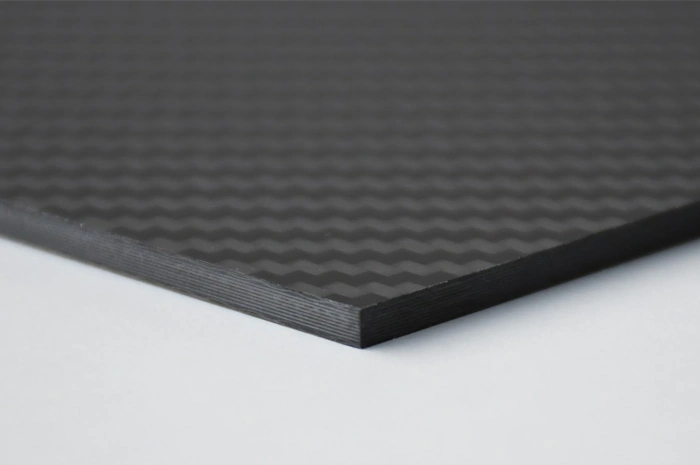 カーボン板を好きなサイズでカットできるオーダーメイド加工