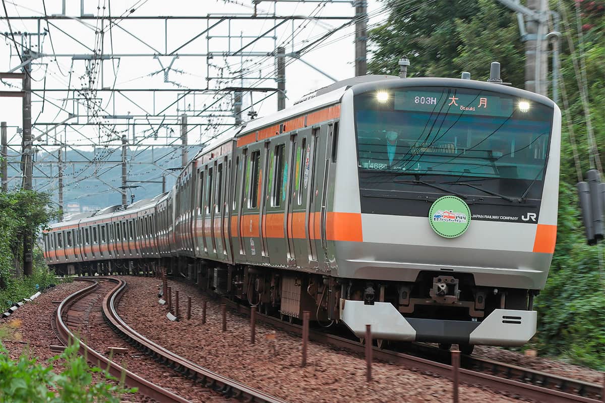 E233系「東京アドベンチャーライン」ラッピング編成が中央線で運転され
