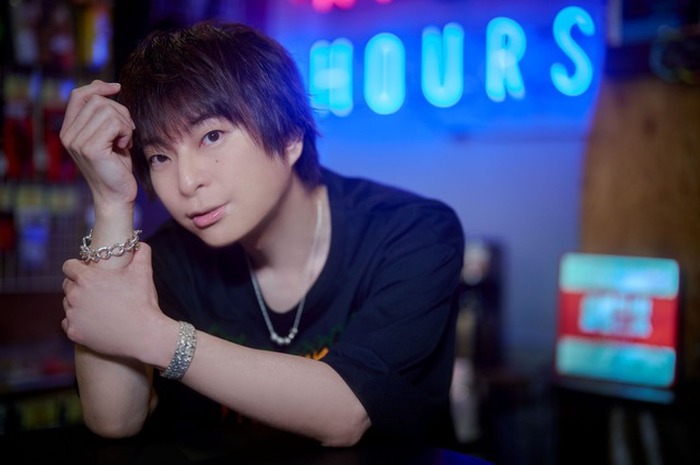 アーティスト・柿原徹也”の音楽スタジオ＆古着屋でのカット掲載