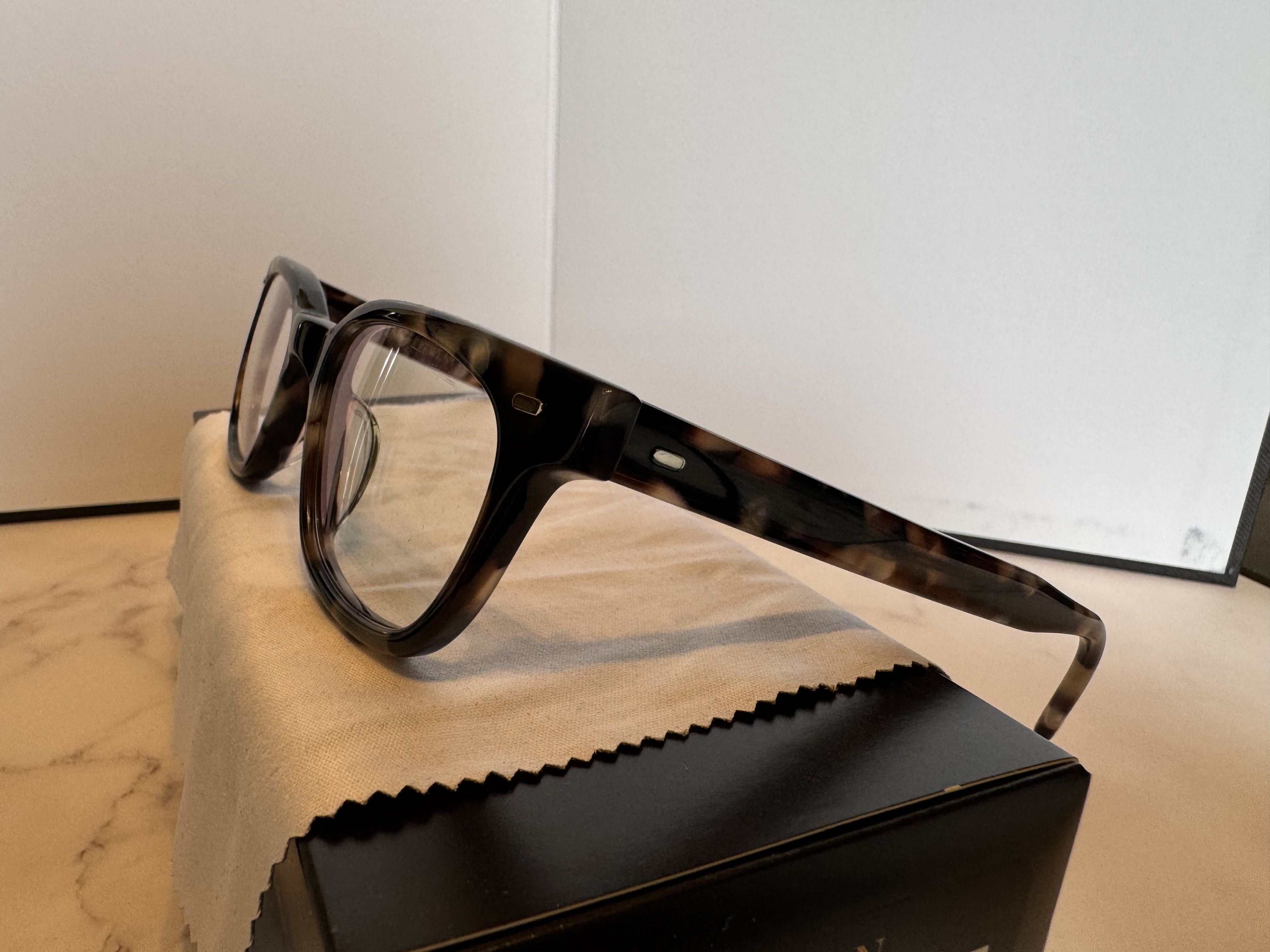 レビュー｜EVILACTイーブルアクトサングラス｜調光レンズの変化など