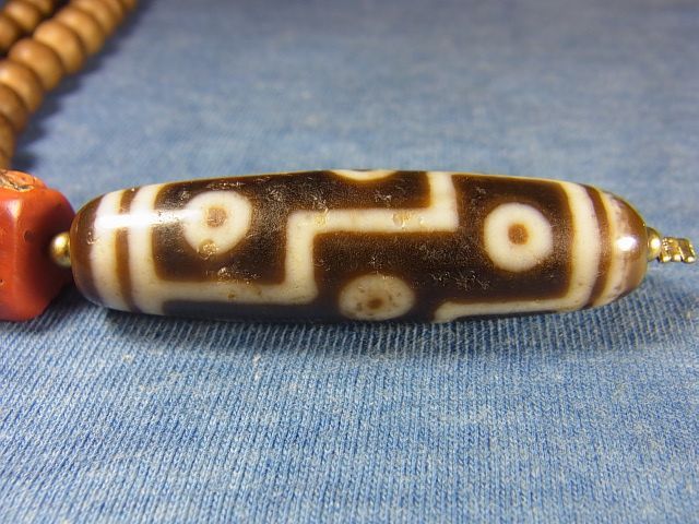 ジービーズ(チベット九眼天珠)とアンティーク山珊瑚、タニ沈香の