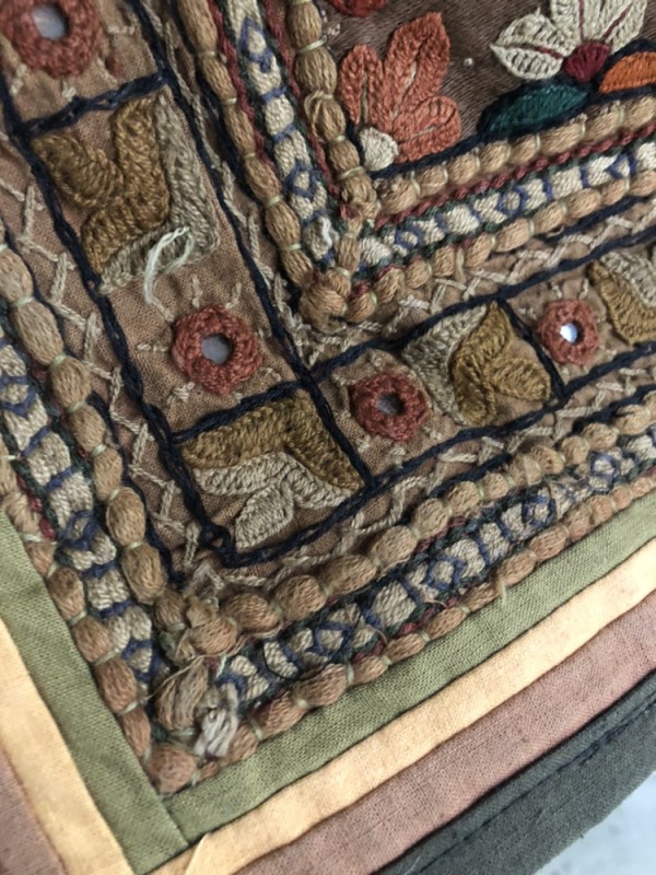 インド グジャラート州 刺繍・ミラーワーク 壁掛け布 （150×102cm